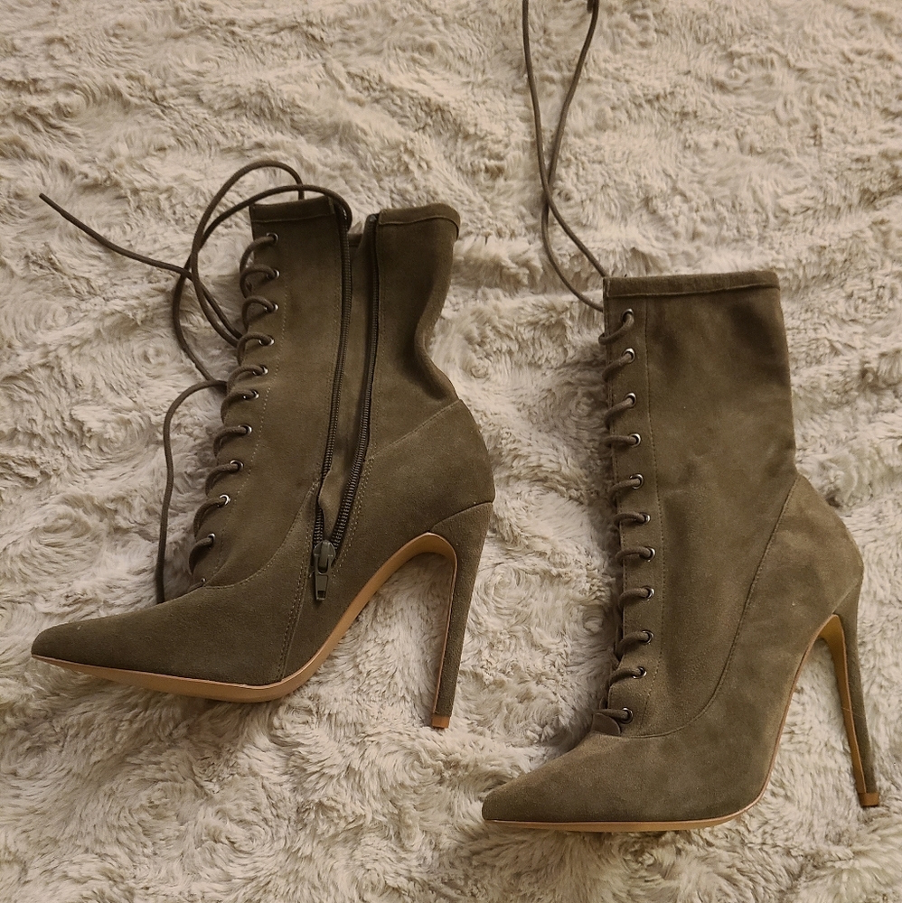 Steve Madden lace up boots